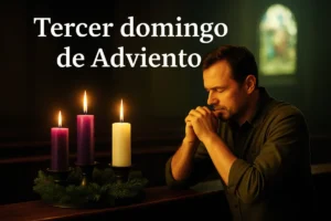 Tercer domingo de Adviento, hombre en oración junto a tres velas de la corona, dos moradas y una blanca de Gaudete, en un ambiente de recogimiento y alegría cristiana.